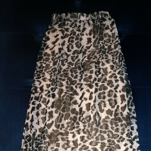 Pleated, Leopard Print Handkerchief-Cut Midi-Skirt - Picture 14 of 16